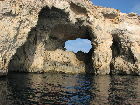 Grotte in der Küste Cominos