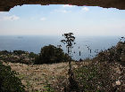 Blick aus einer Grotte auf das Felseninselchen Fifla